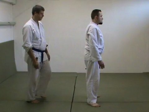 Ushiro ryote dori : neutre (f1, n1) sortie de base