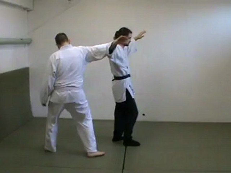 Ushiro eri dori (henka utsu)  : uchi sabaki