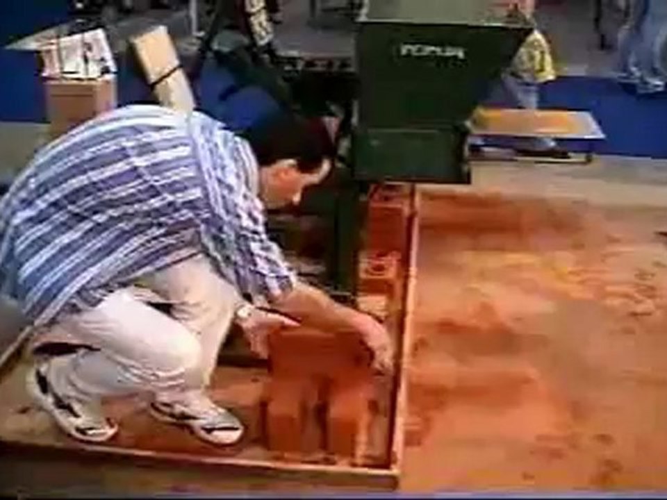 Machine a briques et blocs en terre crue, fabrication maison en terre crue. BTC