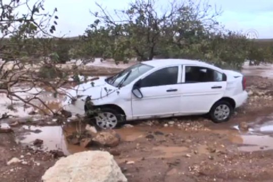 Yolcu otobüsü sele kapıldı