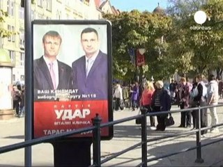 Législatives ukrainiennes : le pays divisé entre l'Est...