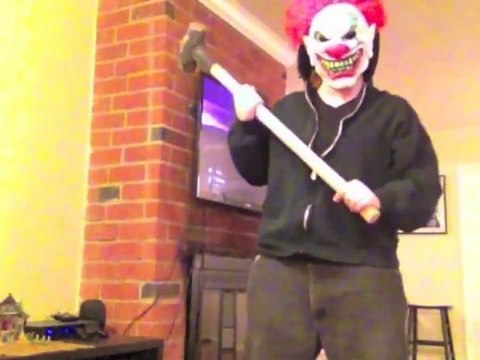 Blague Halloween : Effrayer sa copine avec un masque