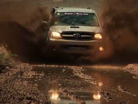 Trophée Roses des Sables 2012 : JT étape 5 Mcissi - Merzouga, remise des dons