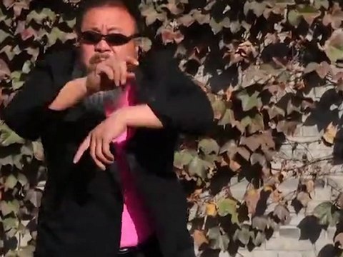 Ai Wei Wei interprète Gangnam Style avec des menottes