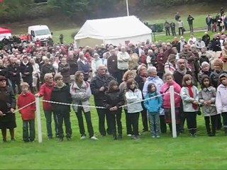 Lors de la cérémonie de la Sablière, les noms des 27 otages sont rapellés à la mémoire des spectateurs.