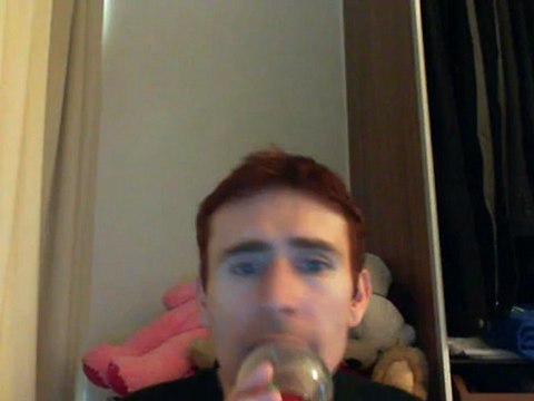 Wiwi égratigne l'homme d'une femme de Gage