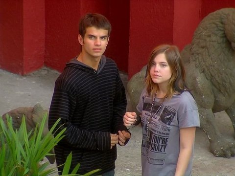 Gil questiona Lia sobre Dinho