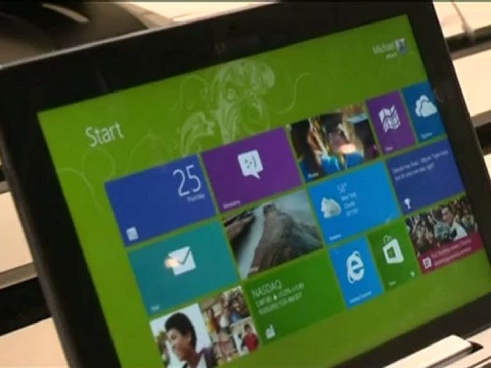 Microsoft marks shift with Windows 8, new tablet