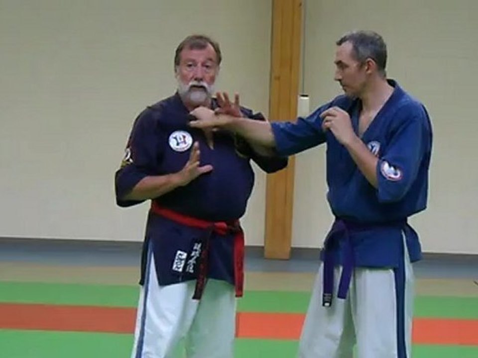 Défense contre menace au cou croisée avec Koté Mawashi par Jean-Paul Bindel, Hanshi