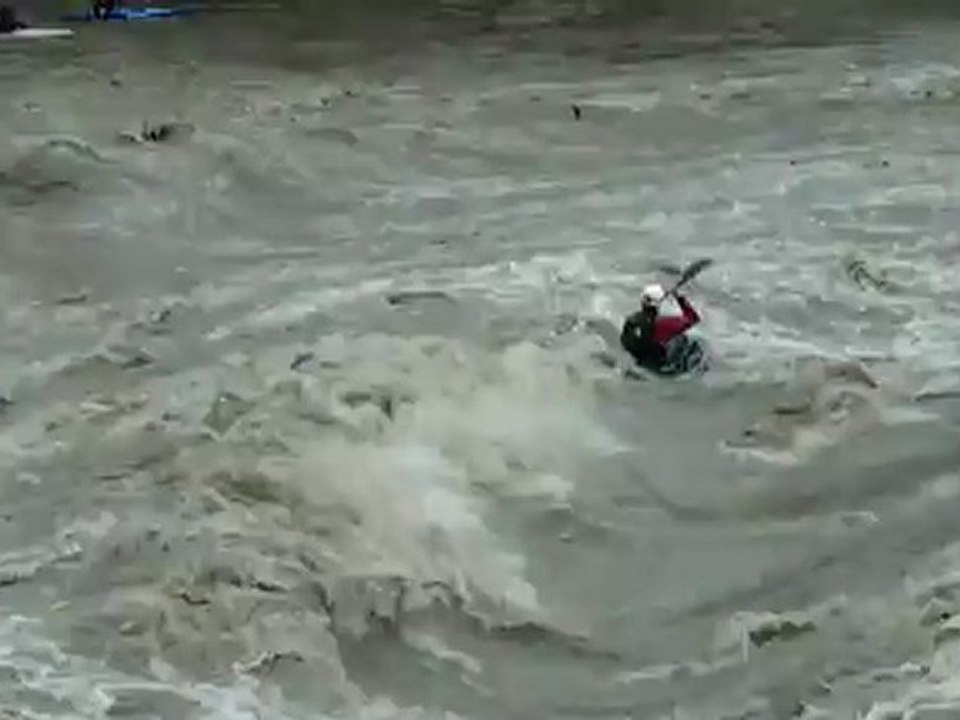 Crue du Gave de Pau : passage éclair de Korian & beau surf d'un kayak slalom