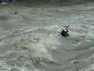 Crue du Gave de Pau : passage éclair de Korian & beau surf d'un kayak slalom