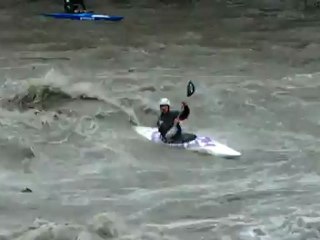 Crue du Gave de Pau : surf en kayak slalom