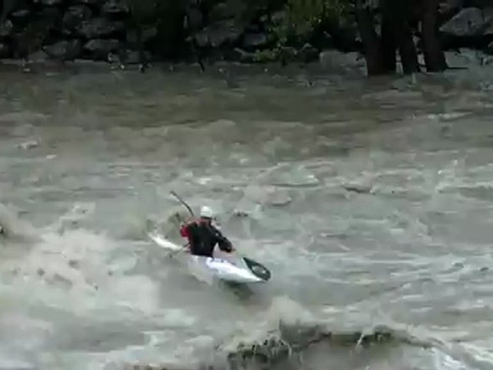 Crue du Gave de Pau : 2 kayaks slalom en surf