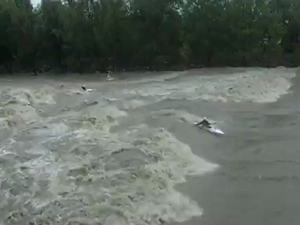 Crue du Gave de Pau : surf en kayak dans la vague lisse