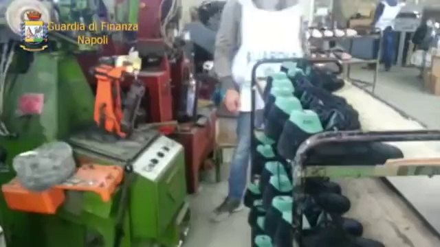Napoli - Scoperta fabbrica di Hogan False (23.10.12)