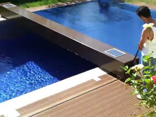 Couverture piscine Coverseal installée sur terrasse bois