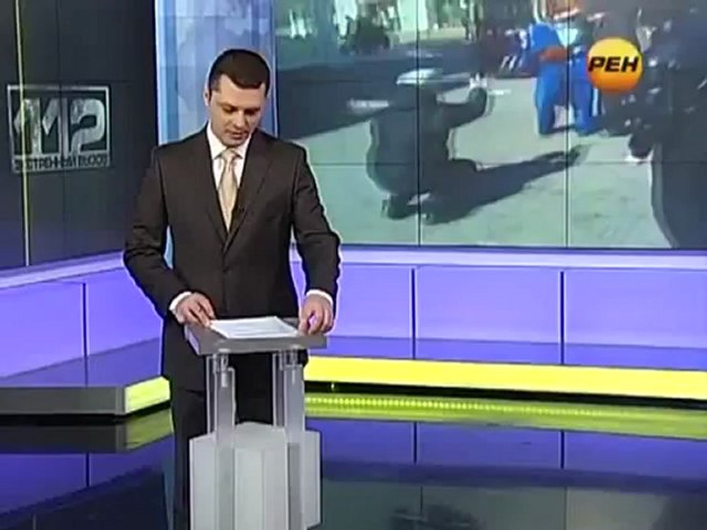 ⁣Молодых людей не пустили в клуб - поизитвное видео