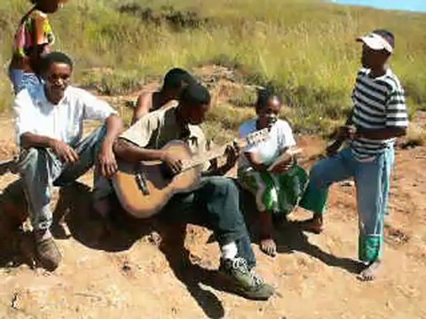PICT3683Madagascar, groupe de jeunes près du geyser à Ampefy en avril 2006