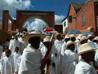 PICT4555Madagascar, Soatanana, procession de l'église Fifohazana en mai 2006