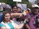 Trancan calles de Maracay para exigir pagos pendientes al gobernador Rafel Isea