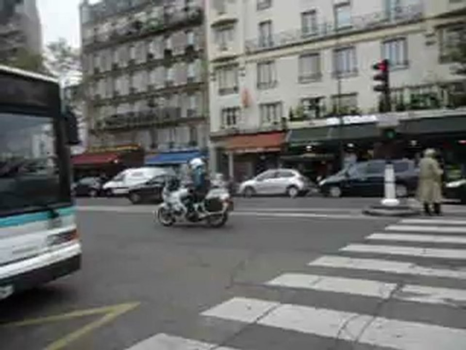 police escort Mardi 9 10 2012 vers 14H30 métro porte de Champerret Paris 17