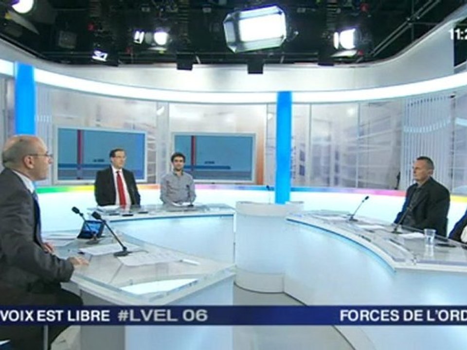 Les forces de l'ordre (27.10.2012 - La Voix est libre)