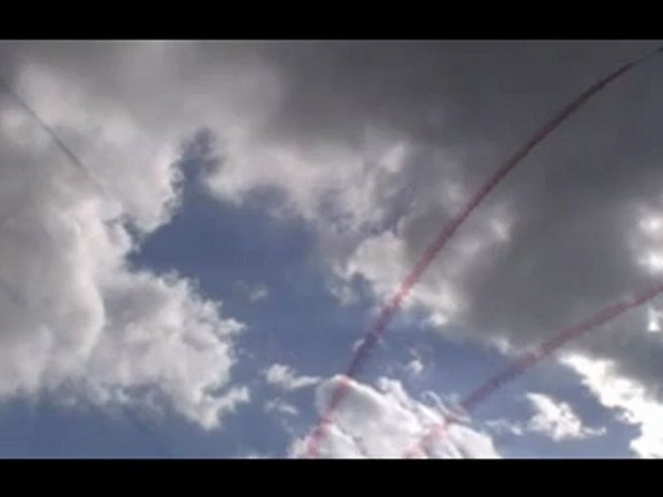 Le final de la Patrouille de France au meeting de St Quentin