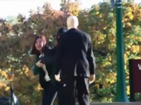 Странный тип в маске пугает прохожих