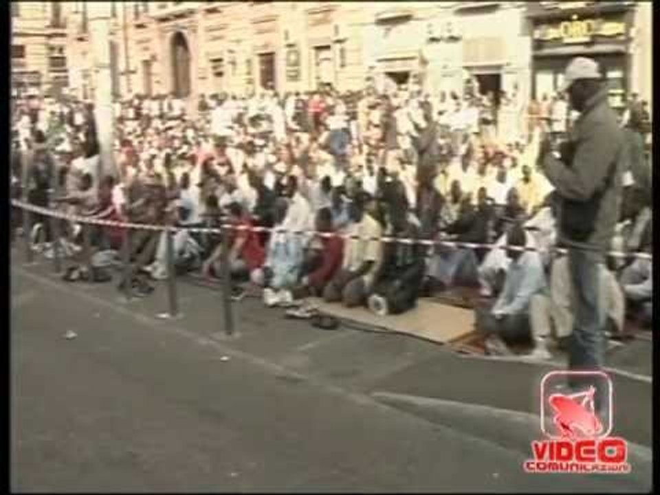 Napoli - Musulmani in piazza Garibaldi per la Festa del sacrificio (26.10.12)