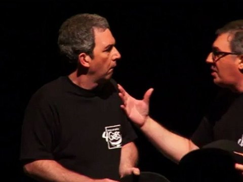 271012 una guinda en un vaso de martini