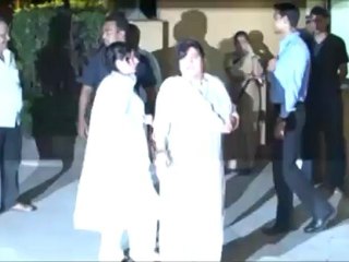 EMBARRASING: Dolly Bindra FALLS DOWN