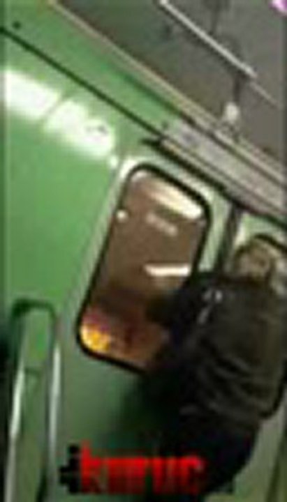 Így lopják el gyorsan a mobilod a Metrón