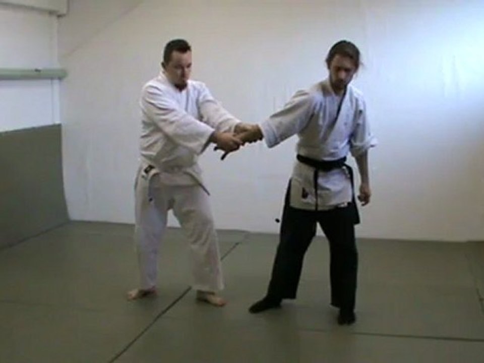 Gyaku hanmi morote dori: sortie de base