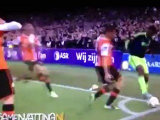 Eigen supporter raakt Janmaat met blikje vol op hoofd