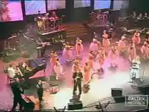 Известная иранская певица Leila Forouhar поет на армянском.