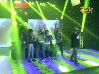 Juguetes y Anacelia Cantan en premios Fama