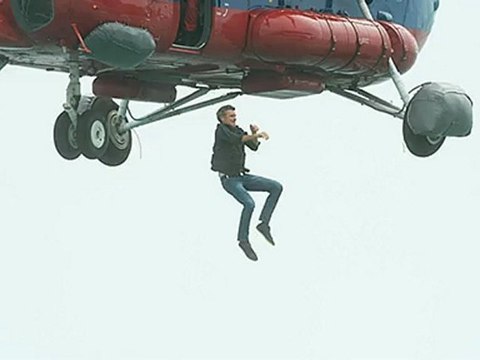 Denis Brogniart danse le Gangnam Style en sautant d'un hélicoptère