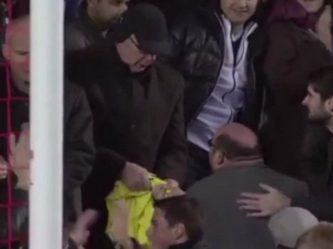 Quand deux fans de Tottenham se battent pour le maillot de Friedel...