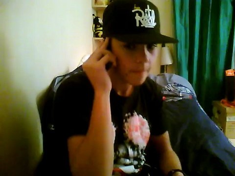 Kevin S'endort L'hors D'une Conversation Sur Skype Et Ronfle Pendant Son Sommeil