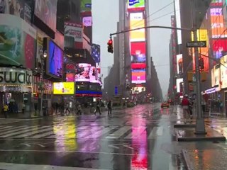 Superstorm lashes New York, snaps crane