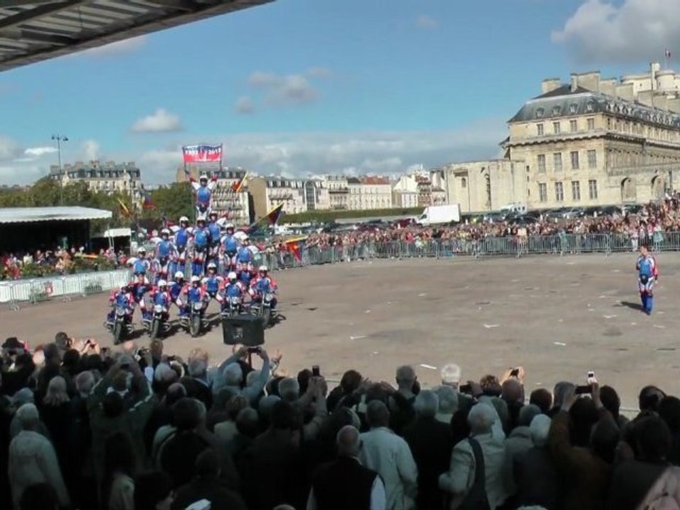 Acrobatie motocycliste de la Garde Républicaine