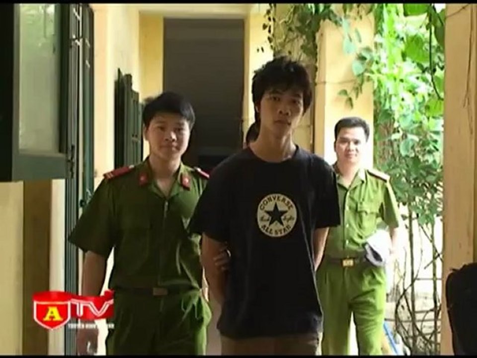 ANTÐ - Bức xúc hành vi đổ chất bẩn, tặng vòng hoa người sống