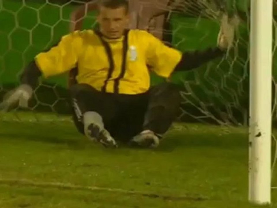 Une boulette énorme d'un gardien de but Roumain !