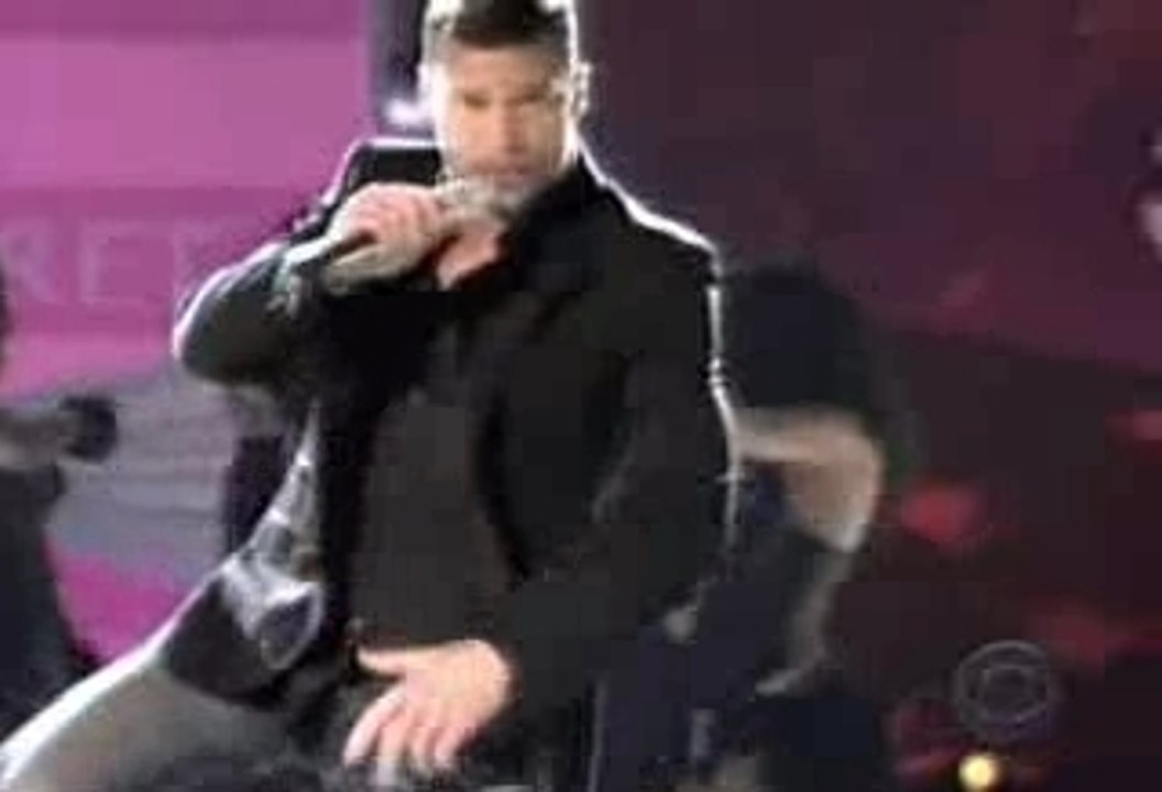 Ricky Martin - Drop It On Me