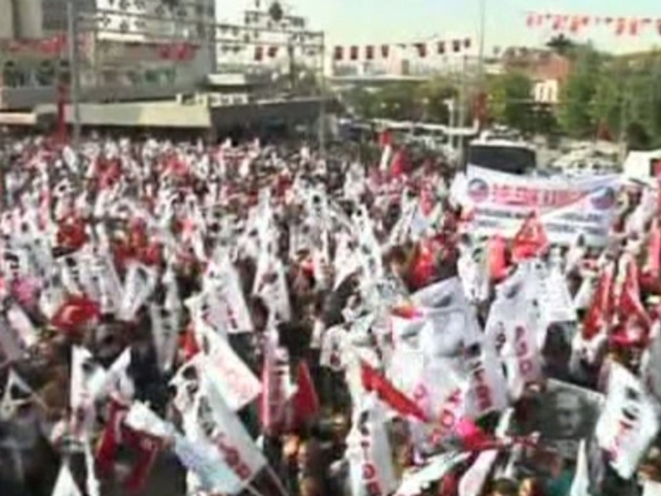 Pro-secular demonstrators clash with police in Turkey