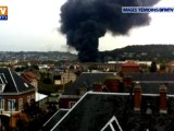 Un camion-citerne en feu sur un pont de Rouen