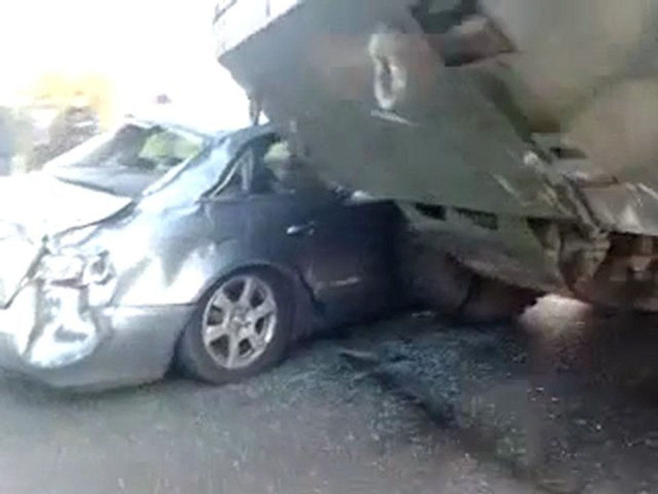 Transporter wojskowy Rosomak skasował Audi Poznań