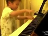 5 Yaşında Hunharca Piyano Çalan Çocuk