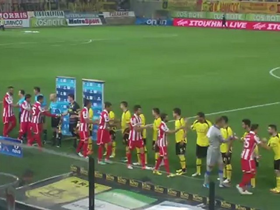 Άρης και Ολυμπιακός εισέρχονται στον αγωνιστικό χώρο του "Κλεάνθης Βικελίδης"