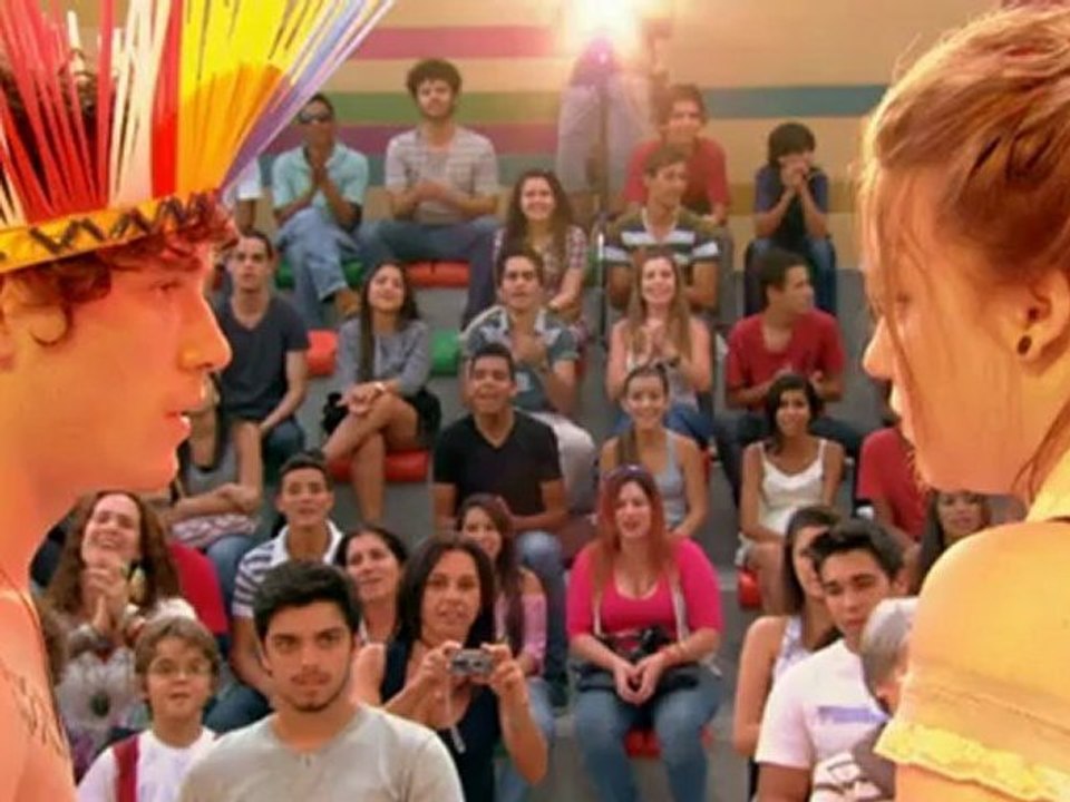 Lia e Dinho se beijam de verdade na peça e Gil fica arrasado